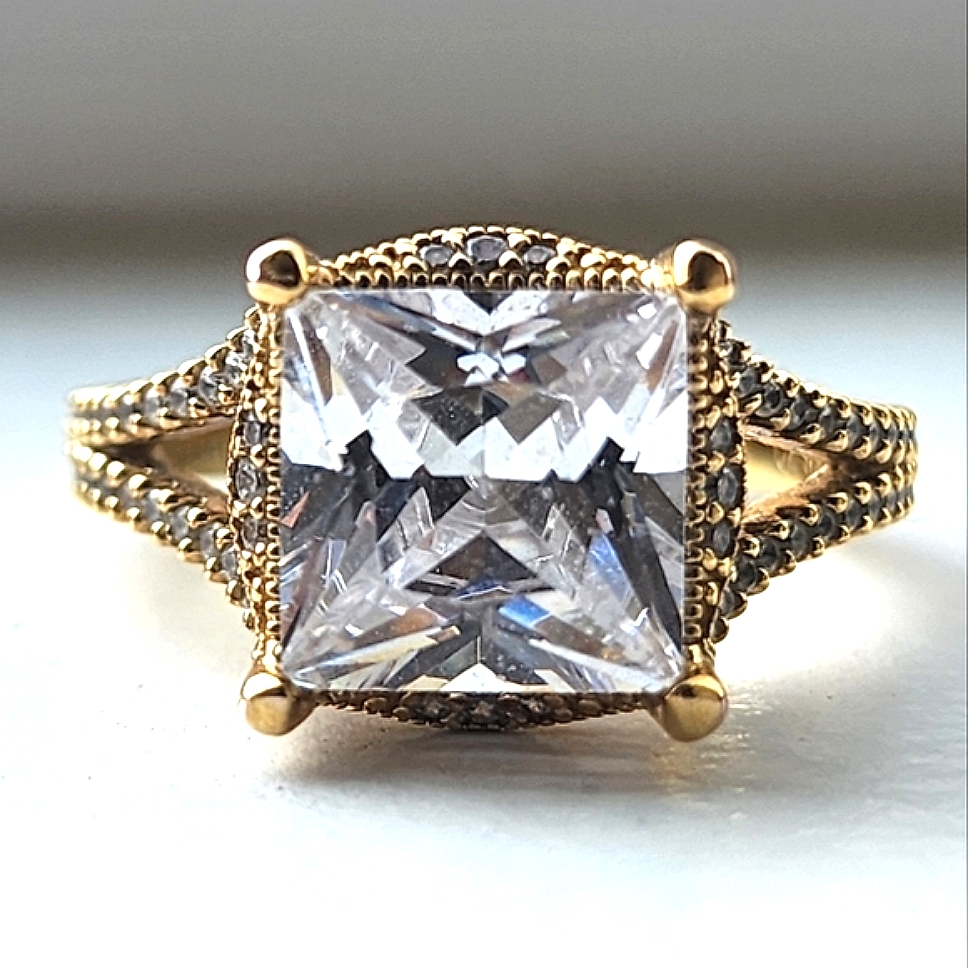 Bella Luce White Diamond Simulant 18k Yellow Gold Over Sterling Ring. Size 7